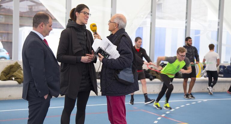 Pedro Aresti entrevista a Ruth Beitia en presencia del rector Rubén Calderón