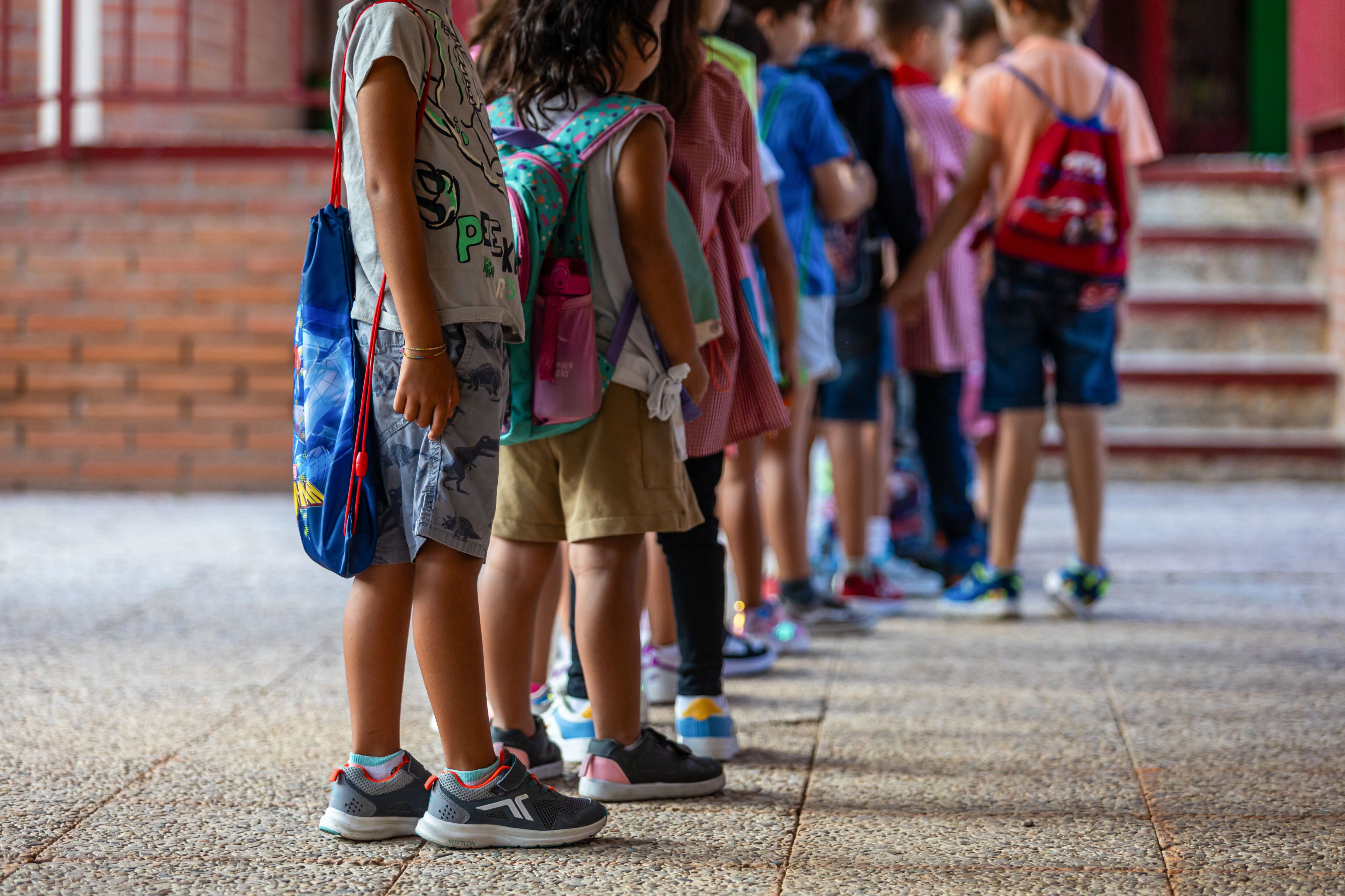 Niños del colegio Aquisgran de Toledo a su llegada al centro en el día que marca el inicio del curso escolar en Castilla-La Mancha. EFE/Ángeles Visdómine