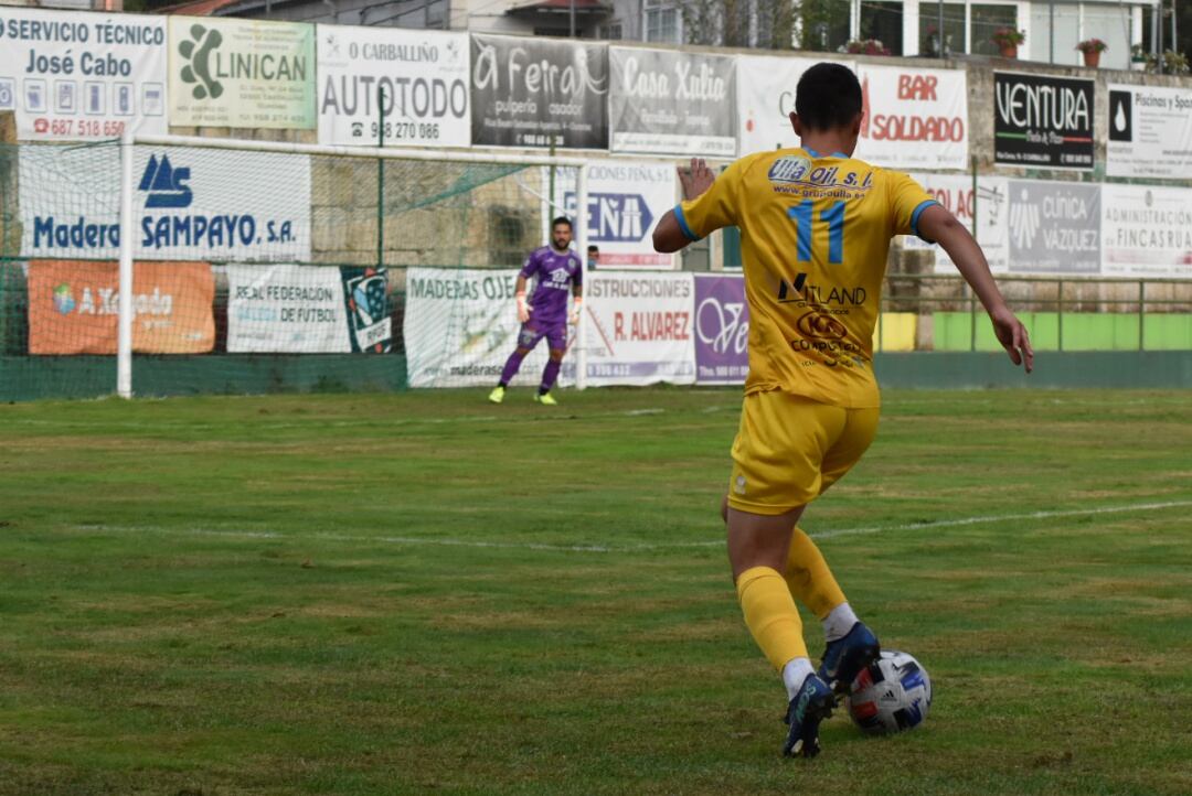 Gabri Palmás conduce el balón en el partido contra el Arenteiro