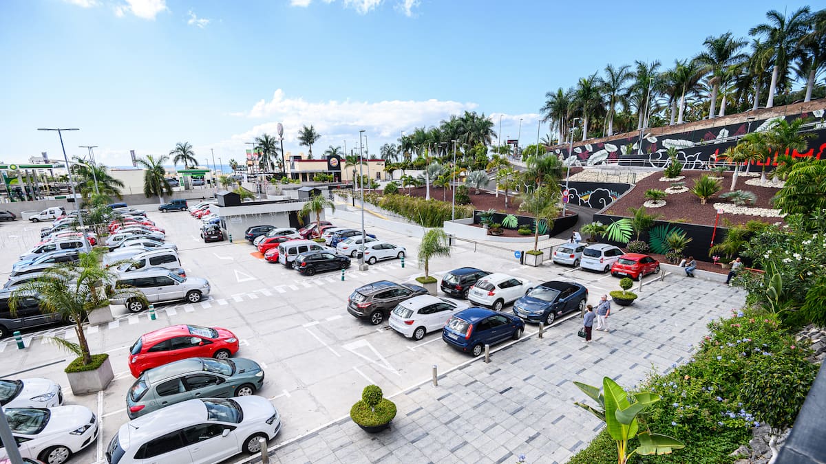 Un centro comercial de Tenerife planea cobrar por aparcar: "Está colapsado"