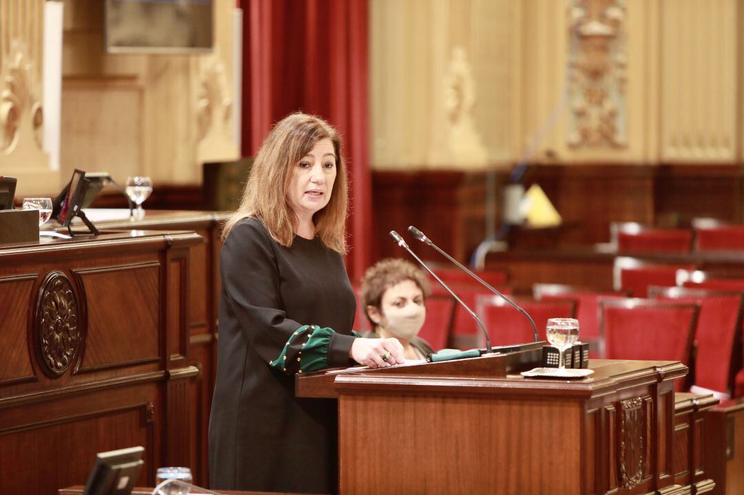 Imagen de la presidenta Armengol en su comparecencia extraordinaria en el Parlament