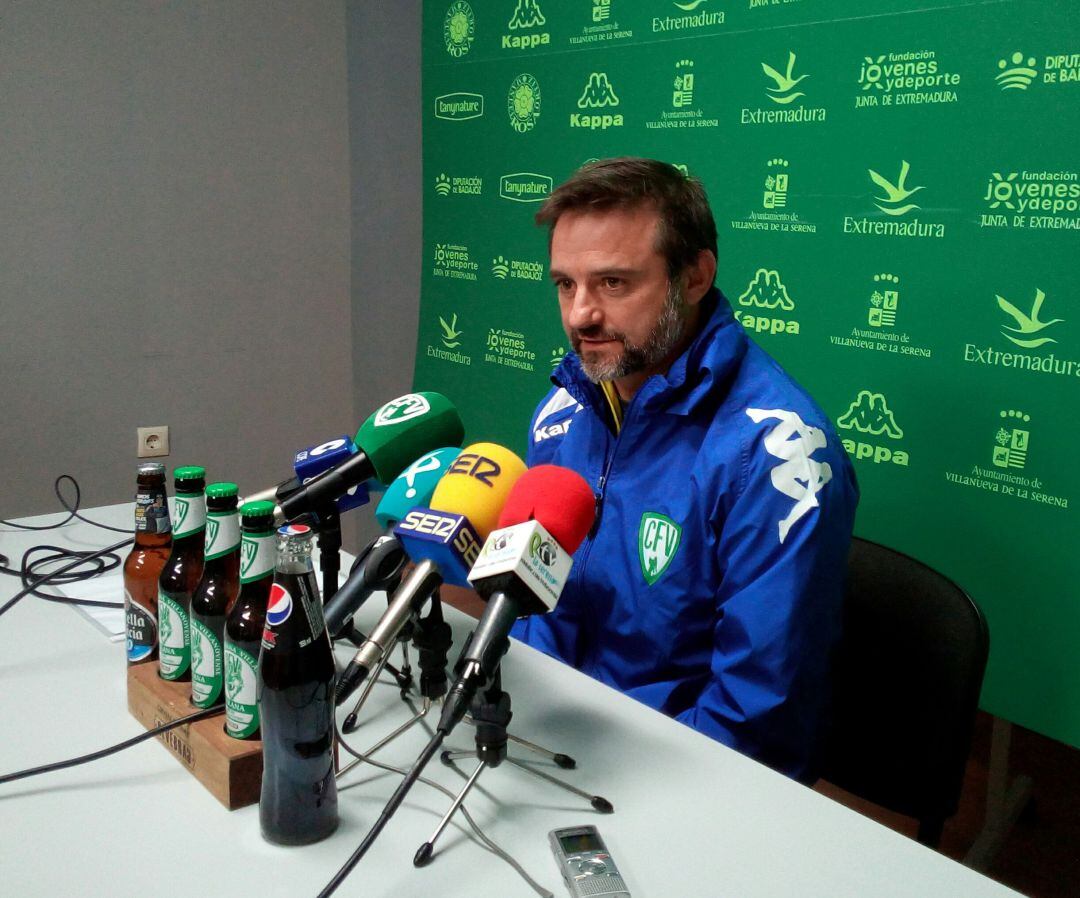 El entrenador del CF Villanovense Julio Cobos, en rueda de prensa