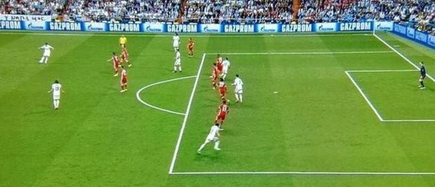 Ramos da la pelota a Cristiano