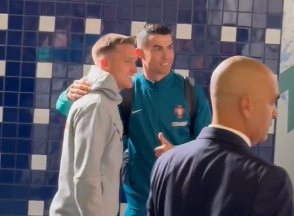 Cristiano Ronaldo posa con el jugador polaco Zalewski tras el Portugal - Polonia de la UEFA Nations League