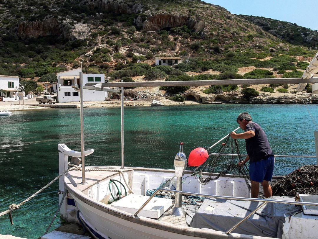  El Parque Nacional Marítimo-Terrestre del Archipiélago de Cabrera, en las Islas Baleares, se convierte en el mayor parque nacional marino del Mediterráneo occidental debido a la ampliación de su territorio, que pasará de las 10.000 a las 90.000 hectáreas protegidas.