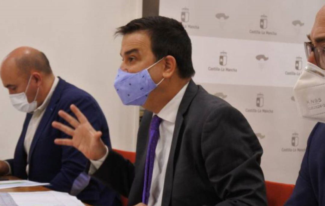 El consejero de Agricultura, en el centro, en una imagen de archivo