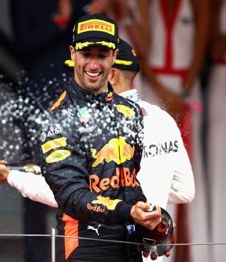 Ricciardo tira el champán tras ganar en Mónaco