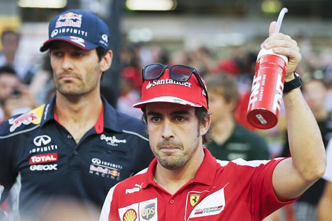 Fernando Alonso y Mark Webber, protagonistas del final de la carrera en Singapur, en una imagen anterior a la celebración de la carrera.