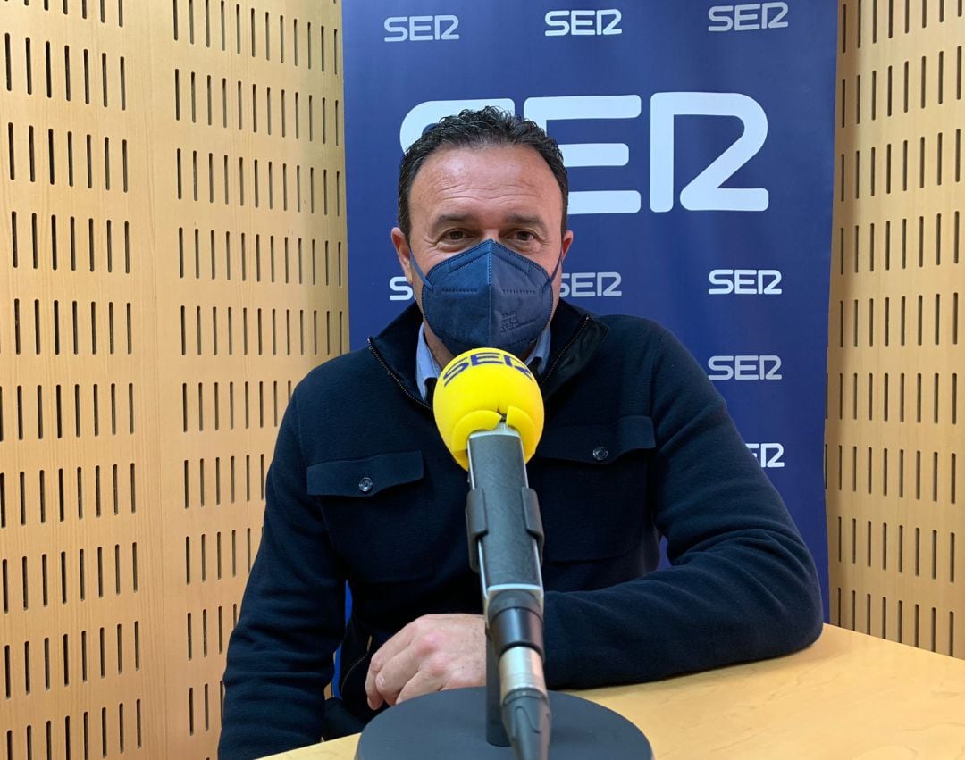 José María Salmerón en los estudios de Radio Murcia