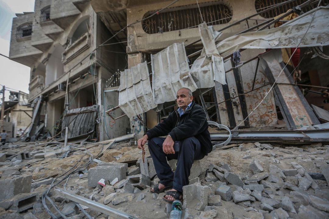 Un hombre palestino entre las ruinas tras los bombardeos israelíes