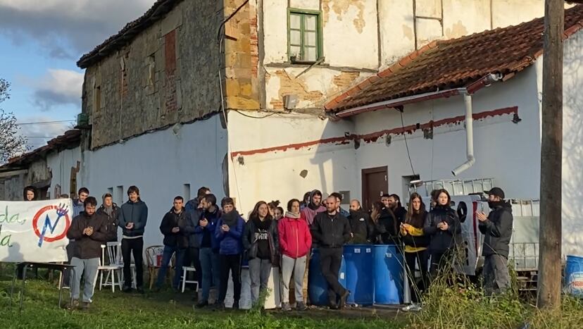 Activistas de Otxantegi Herri Lurra se concentran en el caserío Otxantegi.