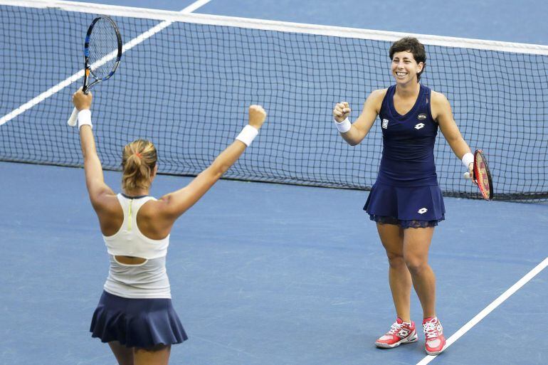 KOT28. Tokyo (Japan), 26/09/2015.- Carla Suarez Navarro (R) and Garbine Muguruza (L) of Spain celebrate after beating Chan Hao-Ching and Chan Yung-Jan of Taiwan in the women's doubles final match of the Pan Pacific Open tennis tournament in Tokyo, Japan, 26 September 2015. (Tokio, España, Tenis, Japón) EFE/EPA/KIYOSHI OTA