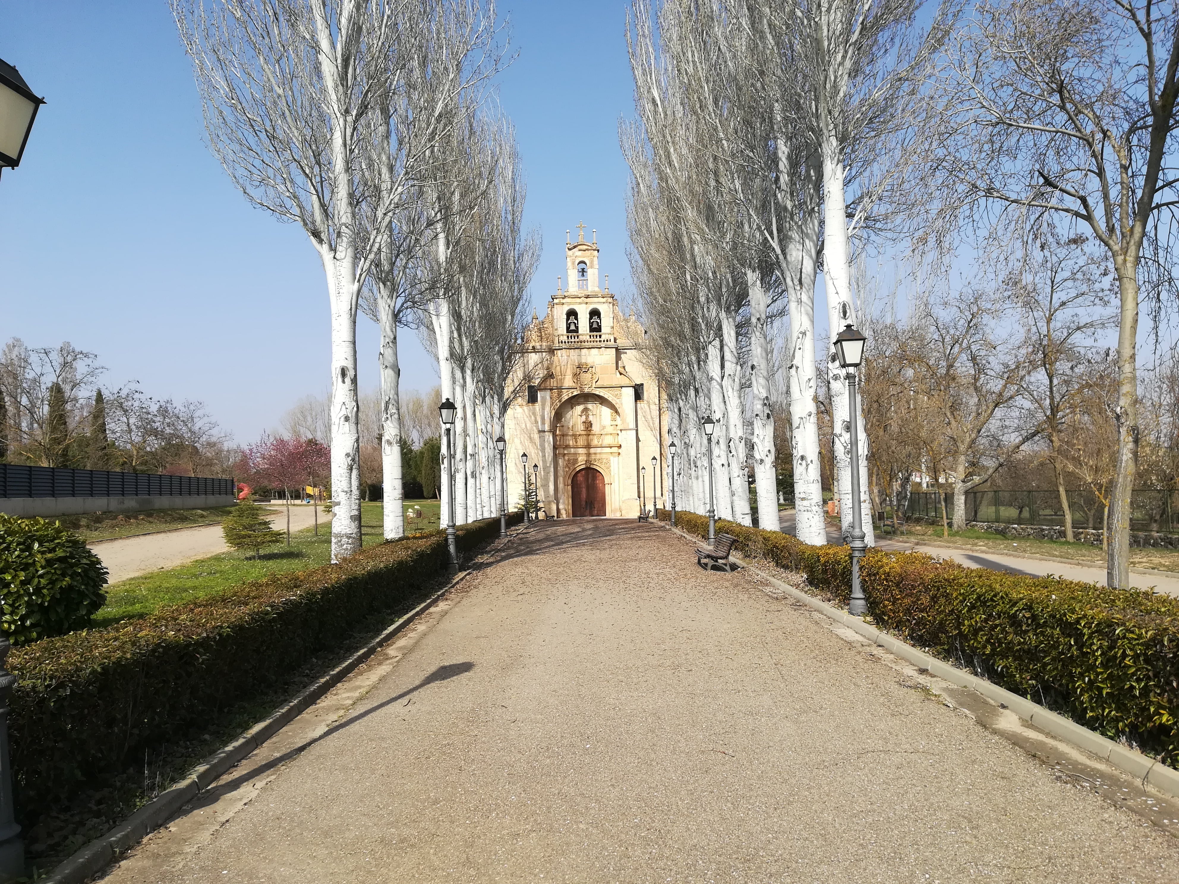 Paseo principal que accede a la ermita del Padre Eterno