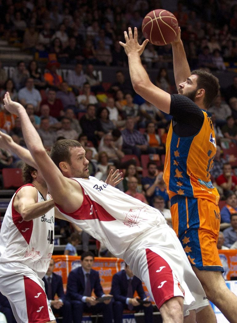 GRA336. VALENCIA, 25/04/2015.- El pívot del Valencia Basket Bojan Dubljevic (d) con el balón ante el ala-pívot lituano de la Bruixa D&#039;or Vilmantas Dilys, durante el partido de la trigésima jornada de Liga que disputan en el pabellón Fuente de San Luis. EFE/MIGUEL ÁNGEL POLO