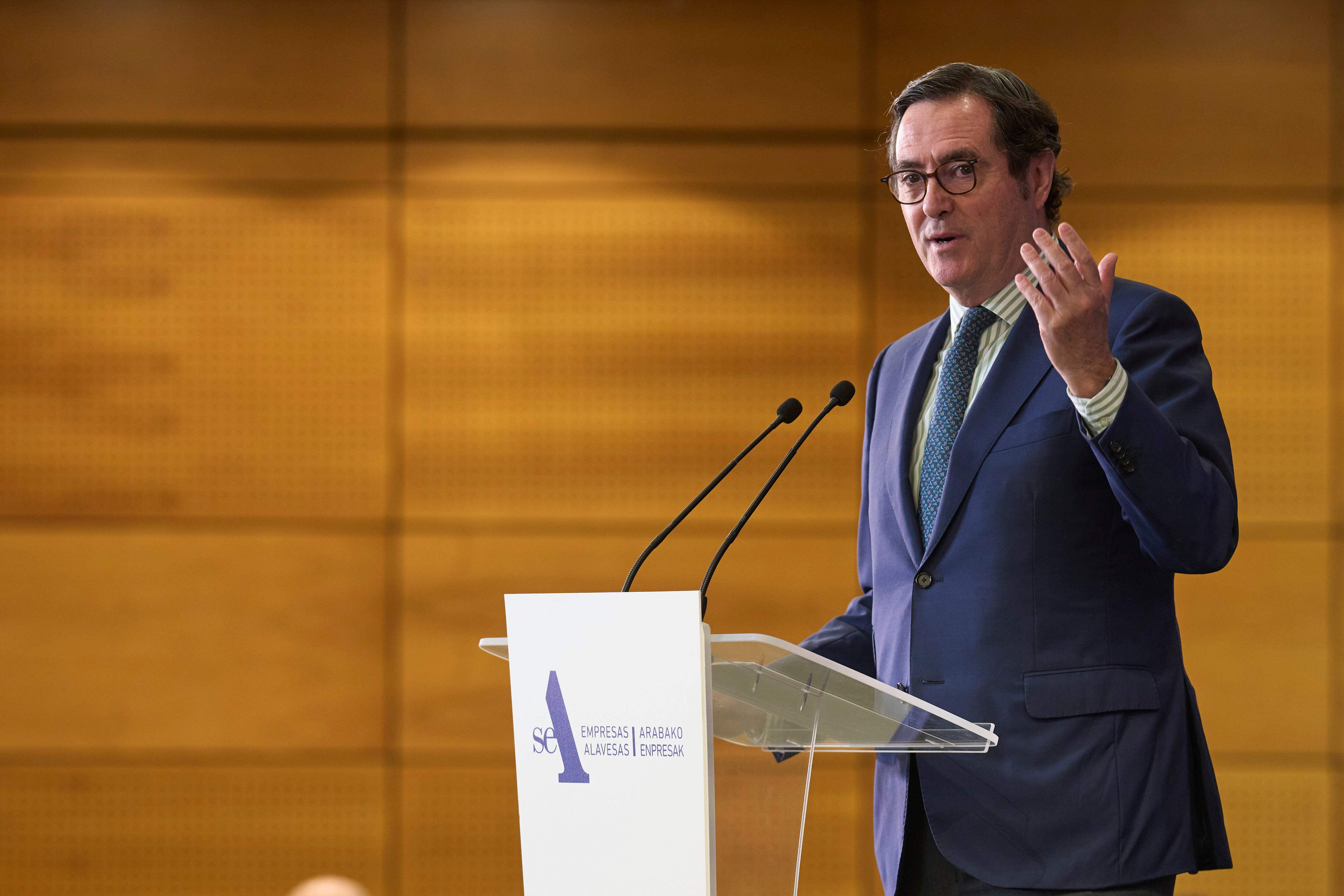 El Presidente de la CEOE, Antonio Garamendi, durante su intervención en la cumbre empresarial organizada por la patronal alavesa SEA.