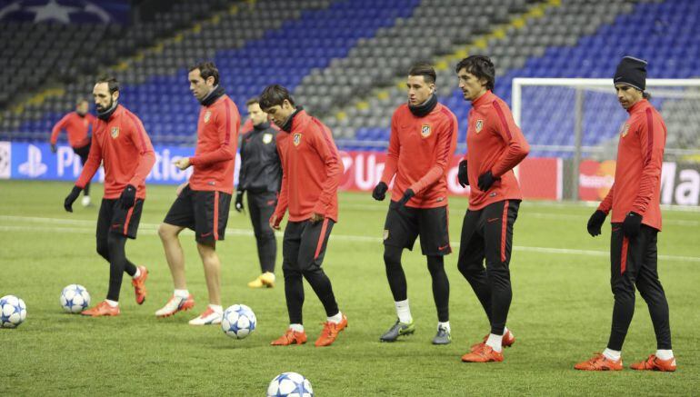 ATL01 ASTANA (KAZAJISTÁN), 02/11/2015.- De izqa a dcha los jugadores del Atlético de Madrid, Juanfran Torres, Diego Godín, Óliver Torres, José María Giménez, Stefan Savic y Tiago Mendes durante el entrenamiento del equipo en el Astana Arena, Kazajistán ho