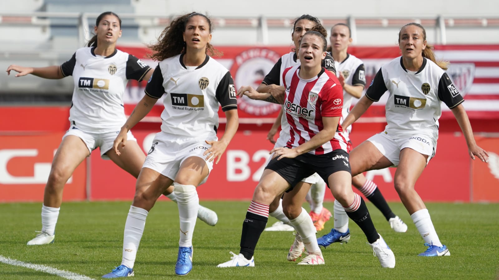 La delantera del Athletic Club, Patri Zugasti, rodeada de jugadoras del Valencia