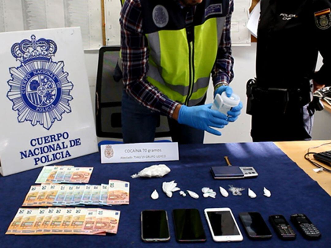 Efectos incautados por los agentes tras la operación contra el tráfico de drogas en la capital