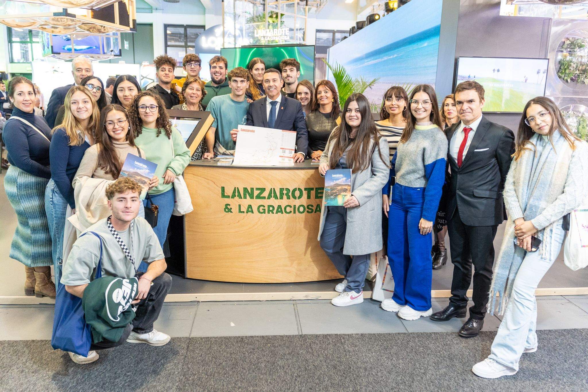 El presidente del Cabildo de Lanzarote, Oswaldo Betancort, y el consejero de la Sociedad de Promoción Exterior de Lanzarote, Héctor Fernández, con alumnos de la Escuela Universitaria de Turismo de Lanzarote.