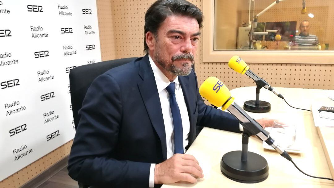 El alcalde de Alicante, Luis Barcala, en un momento de la entrevista