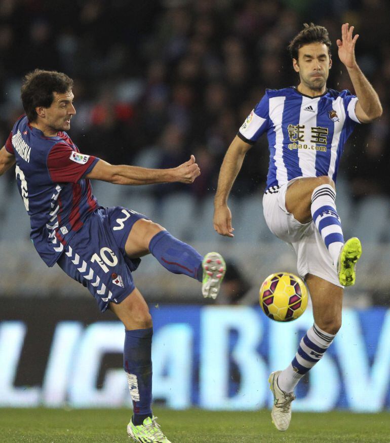 GRA377. SAN SEBASTIÁN (GIPUZKOA), 24/01/2015.- El centrocampista de la Real Sociedad Xabi Prieto (d) disputa un balón con Mikel Arruabarrena, del Eibar, durante el partido de la vigésima jornada de la Liga de Primera División que se juega hoy en el estadio de Anoeta de San Sebastián. EFE/Juan Herrero