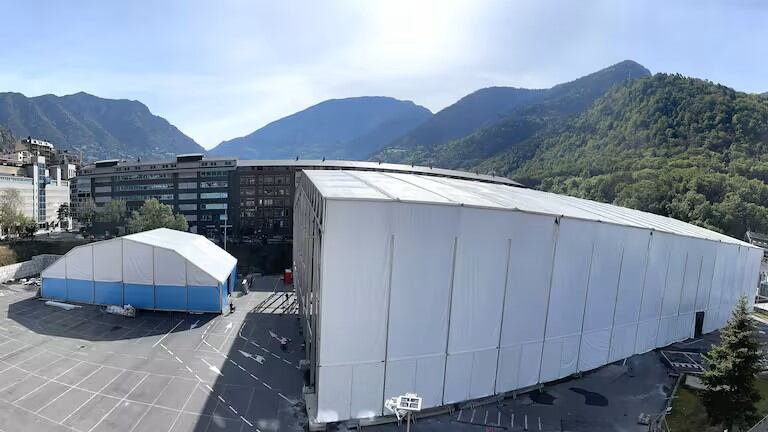 Imatge de l&#039;aparcament de Prada Casadet durant el muntatge de la carpa del Cirque du Soleil