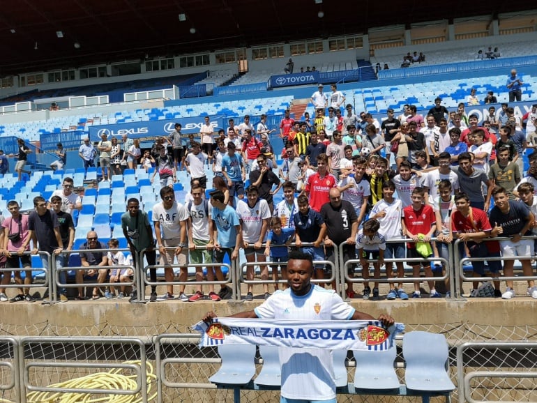 Igbekeme posa con la bufanda del Real zaragoa en La Romareda