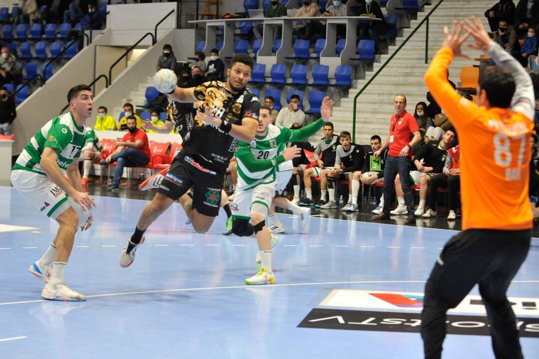 Leandro Semedo intenta un lanzamiento a portería