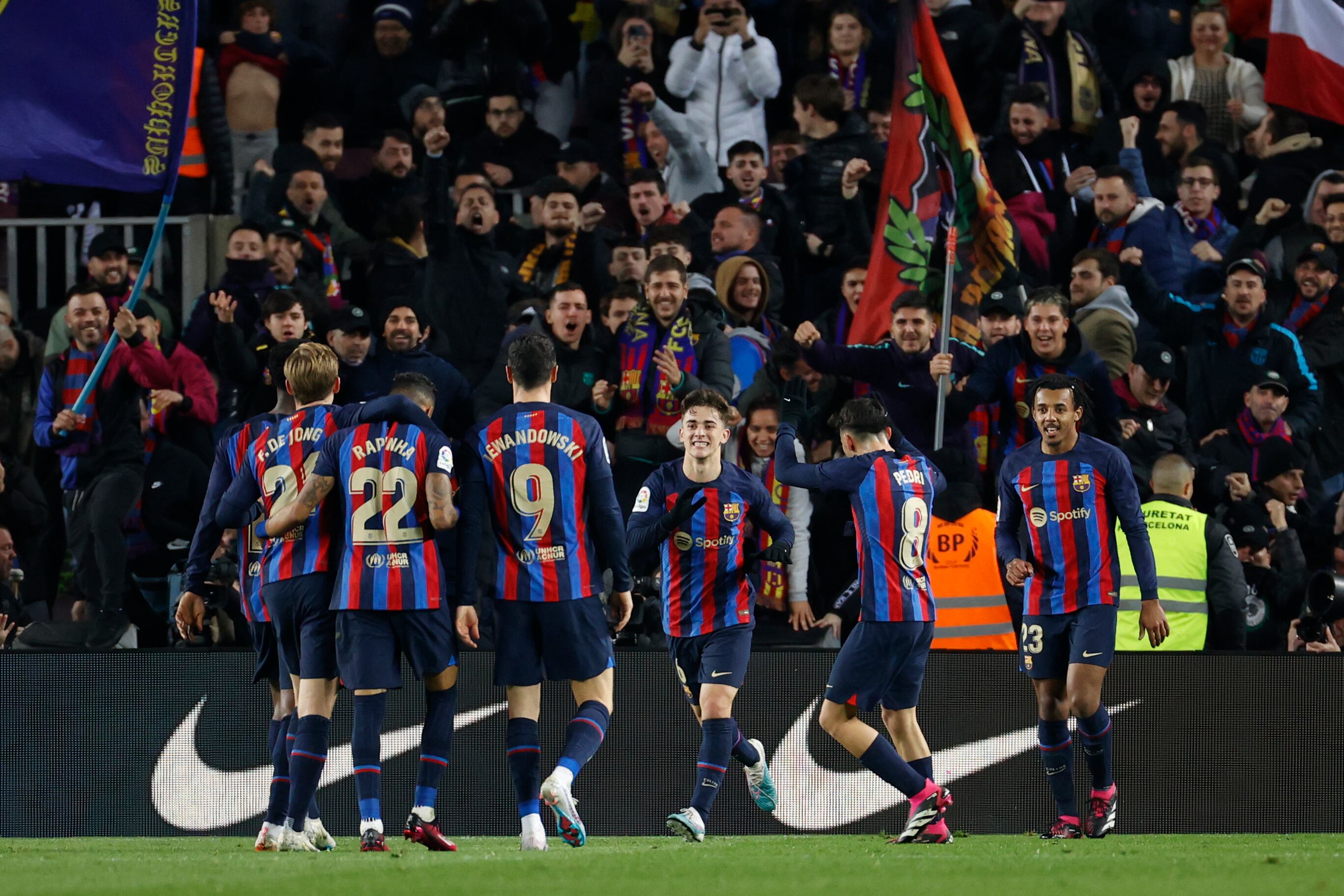 Xavi Hernández da entrada a Marcos Alonso y Jordi Alba para el Barça - United de Europa League.