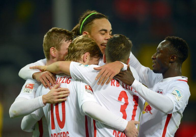 Los jugadores del Leipzig celebran un tanto.