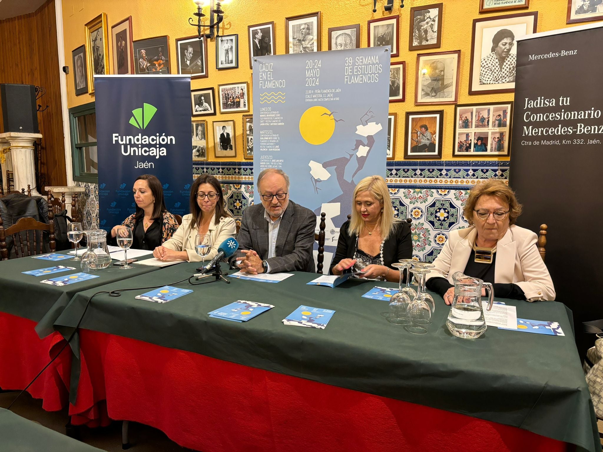 De izquierda a derecha: Marta Torres, vicerrectora de Cultura de la UJA; África Colomo, diputada de Cultura; Alfonso Ibáñez, presidente de la Peña Flamenca de Jaén; María Espejo, concejala de Cultura del Ayuntamiento de Jaén y Carmen Espín, presidenta de la Fundación Unicaja.