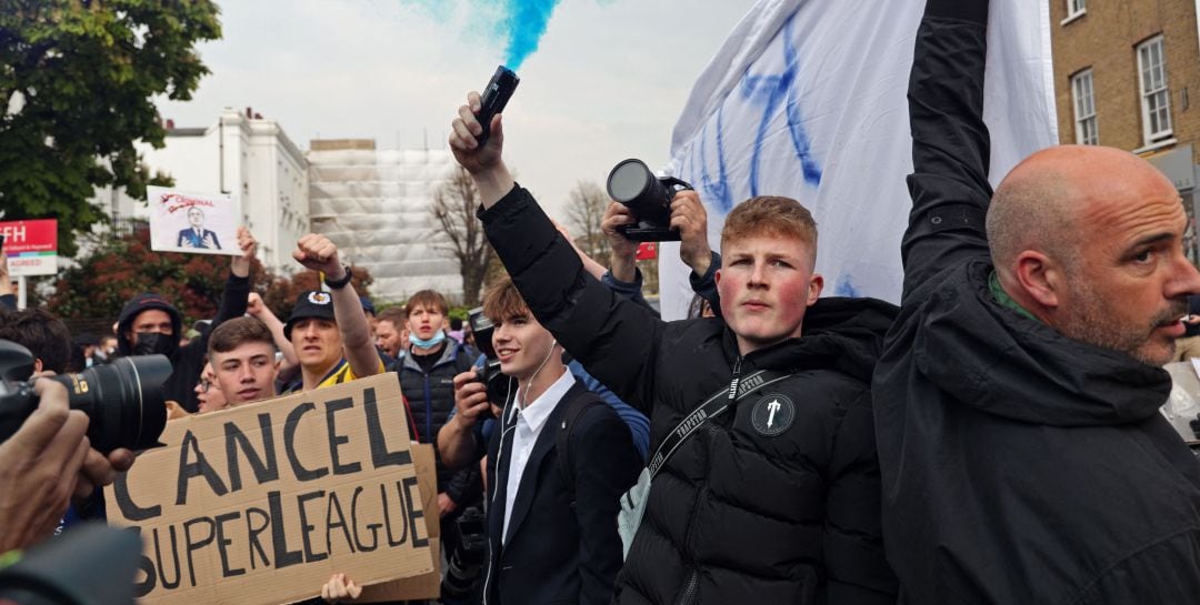 Aficionados del Chelsea protestan contra la Superliga Europea