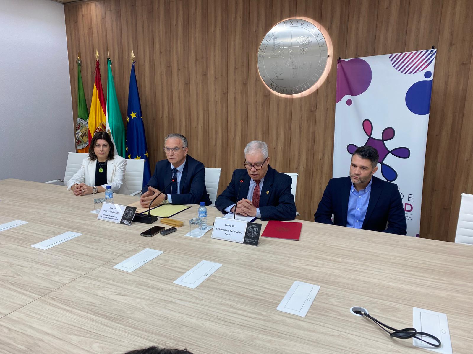 Firma del punto violeta en la UEX