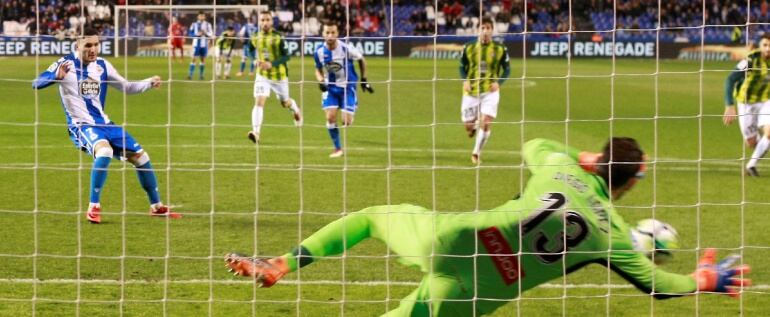 El portero del Espanyol para el penalti de Lucas
