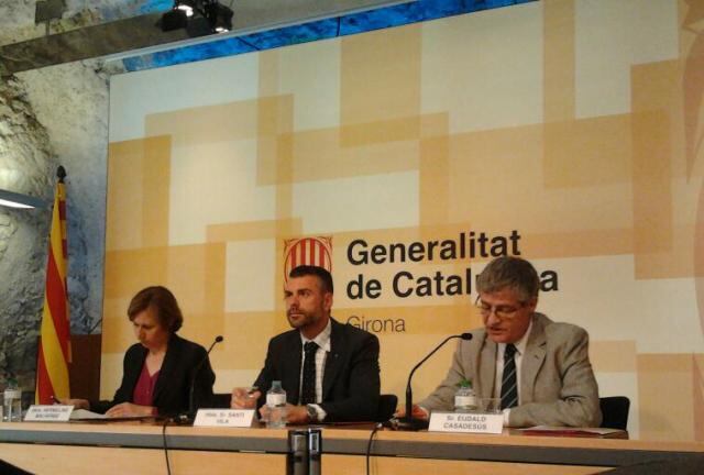 Hermeline Malherbe (presidenta CG Pirineus Orientals) Santi Vila (conseller de Territori i Sostenibilitat) Eudald Casadesús (delegat territorial) Foto: R.M.