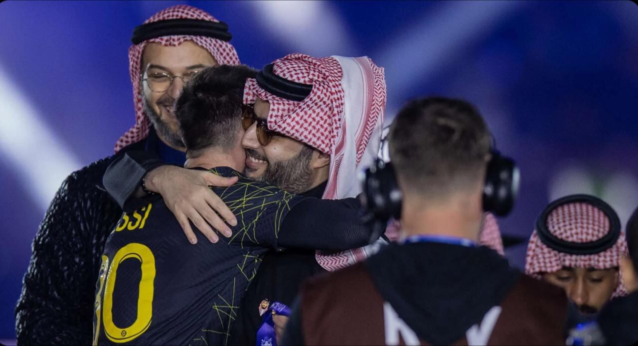 Saludando a Leo Messi después del partido.