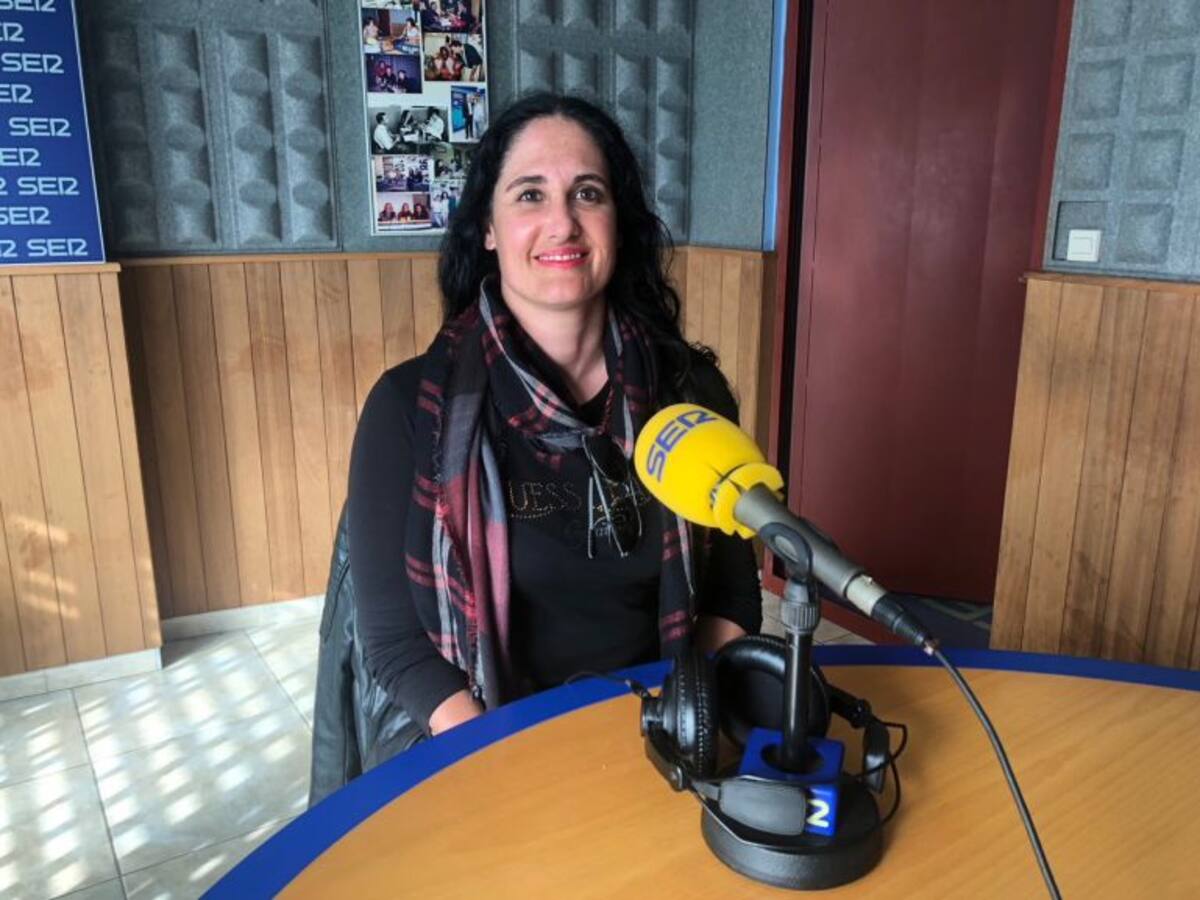 Adelina Torres se fija en su círculo de amigos para su primera novela 'Pablo, ¿estás ahí?'