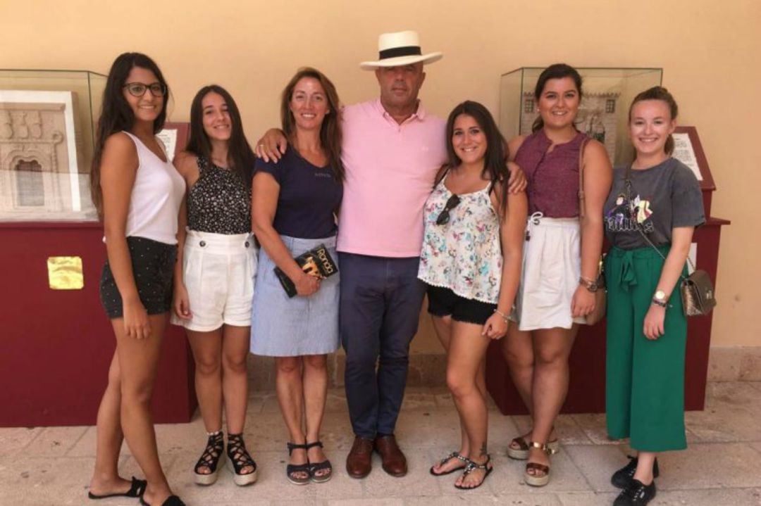 Faustino Peralta junto a la Presidenta y las Damas Goyescas 2019