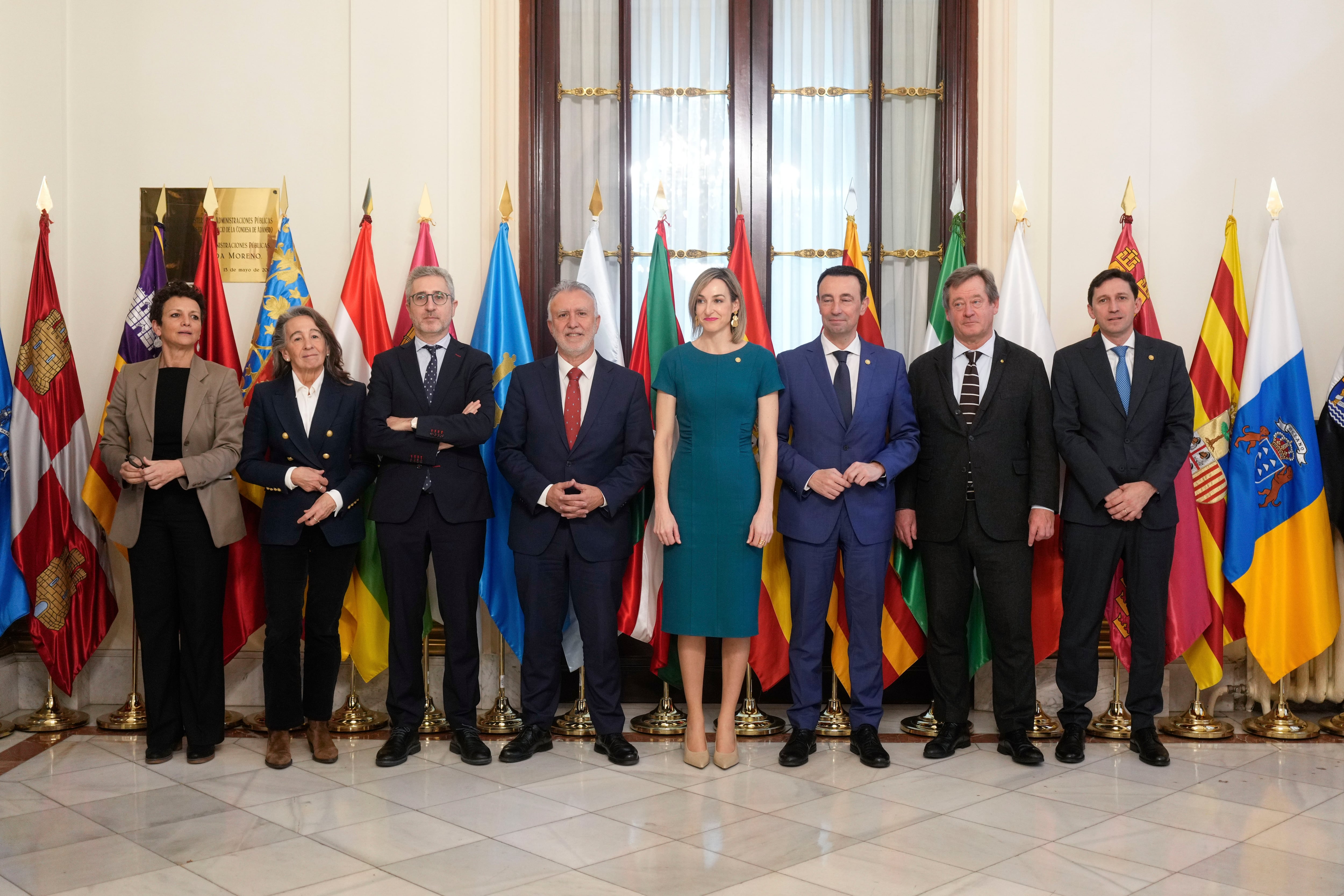 MADRID (ESPAÑA), 16/01/2026.- El ministro de Política Territoria, Ángel Víctor Torres (c-i), junto con el secretario de Estado de Política Territorial, Arcadi España (3i), la consejera vasca de Gobernanza, María Ubarretxena (c-d) y el vicelehendakari segundo y consejero de Economía, Trabajo y Empleo, Mikel Torres (3d) posa para la foto de familia tras su reunión este viernes en la Comisión Mixta de Transferencias para cerrar el traspaso de cinco transferencias acordadas en el mes de julio. EFE/ Borja Sánchez-Trillo