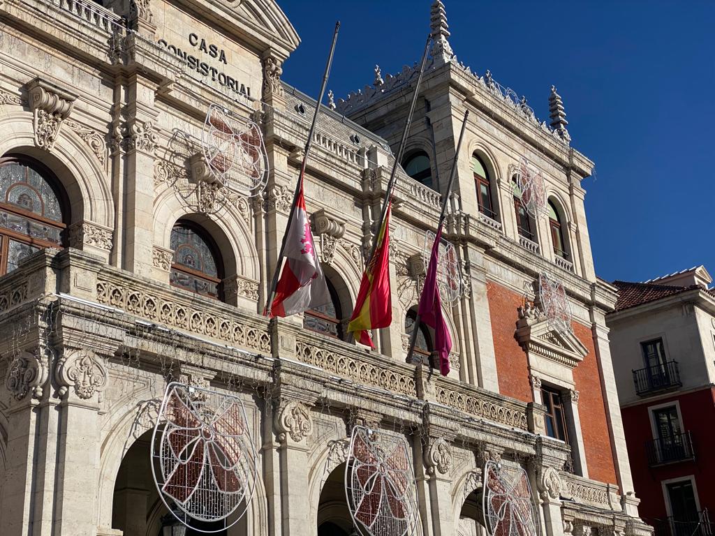 Banderas a media asta en el Ayuntamiento de Valladolid