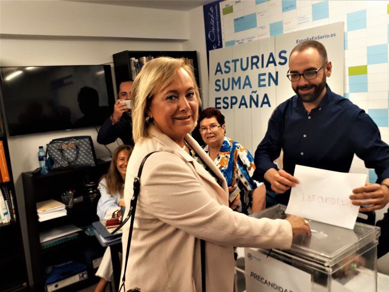 La presidenta regional votó a media mañana en la sede local del PP de Oviedo.