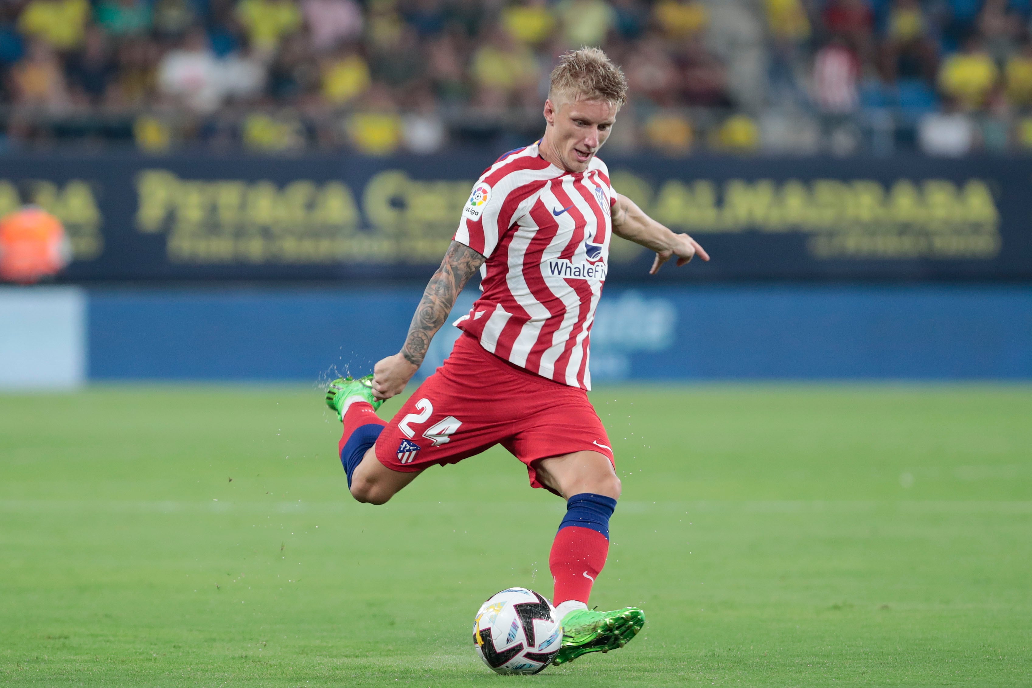 CÁDIZ, 04/08/2022.- El defensa del Atlético de Madrid Daniel Wass chuta para marcar el tercer gol ante el Cádiz, durante el LXVIII Trofeo Carranza que enfrenta hoy jueves al Cádiz CF y al Atlético de Madrid en el estadio Nuevo Mirandilla. EFE/Román Ríos
