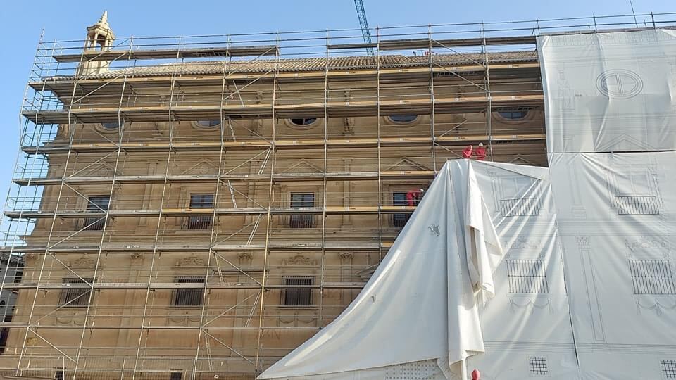 Retiran las lonas y andamios de la fachada del Palacio Vázquez de Molina