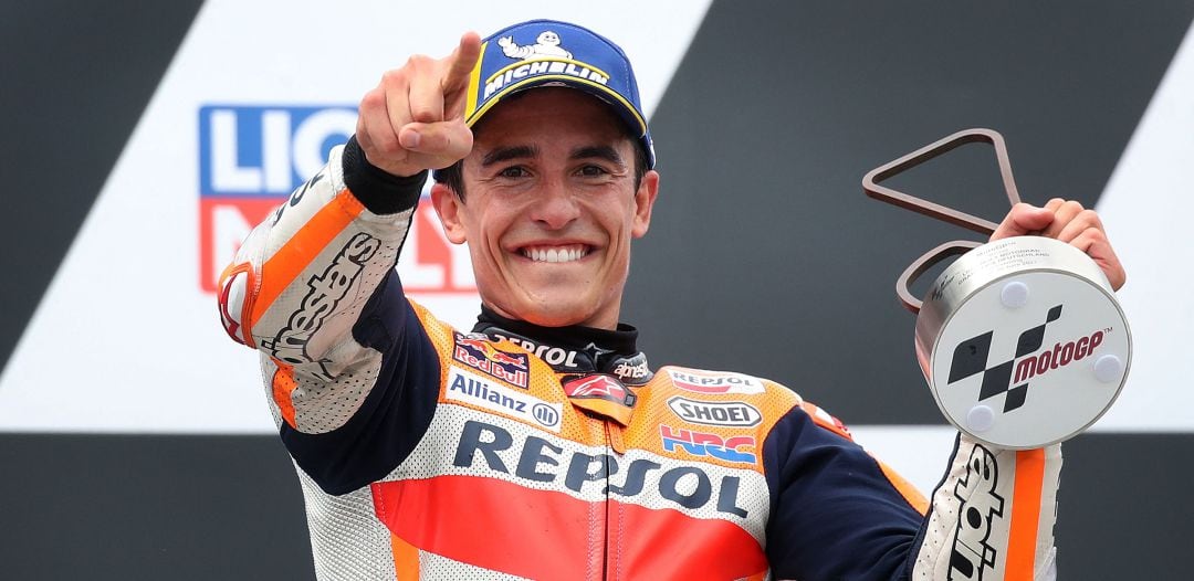 Marc Márquez posa con el trofeo del Gran Premio de Alemania