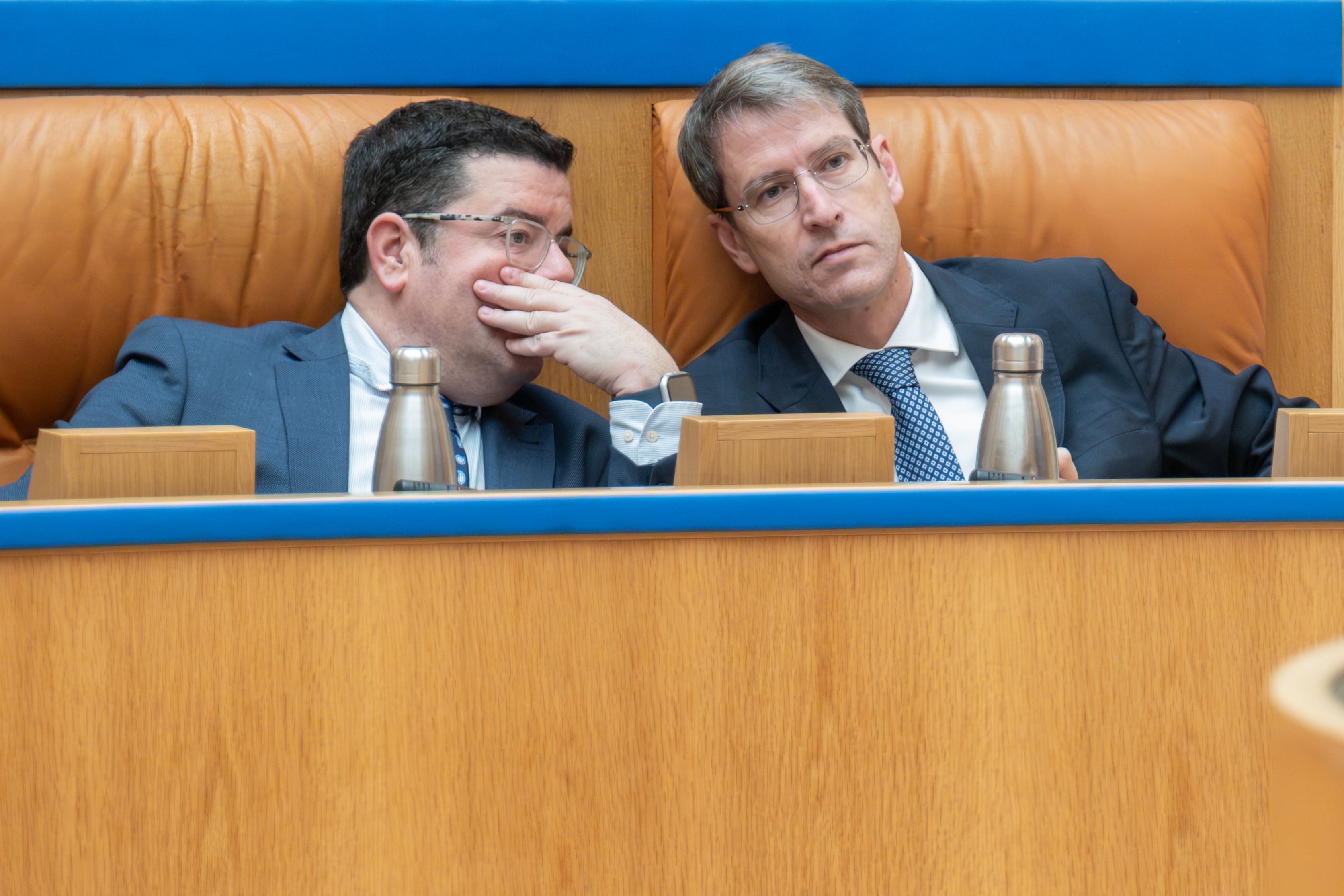 LOGROÑO (ESPAÑA), 22/12/2025.- El presidente del Gobierno de La Rioja, Gonzalo Capellán (d), y el consejero de Hacienda, Alfonso Domínguez (i), durante el pleno de presupuestos en el Parlamento de La Rioja celebrado este lunes. EFE/Fernando Díaz