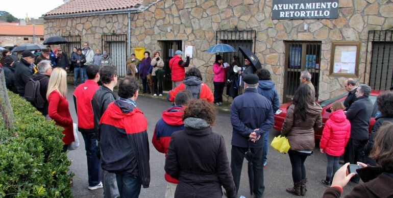 Imagen de archivo de una concentración convocada por la Plataforma Stop Uranio frente al Ayuntamiento de Retortillo