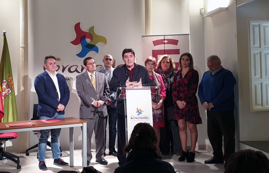 El presidente del Instituto Cervantes, Luis García Montero, con el presidente de la Diputación de Granada, José Entrena, y alcaldes de municipios lorquianos tras la firma del acuerdo para la difusión del proyecto &#039;Universo Lorca&#039;