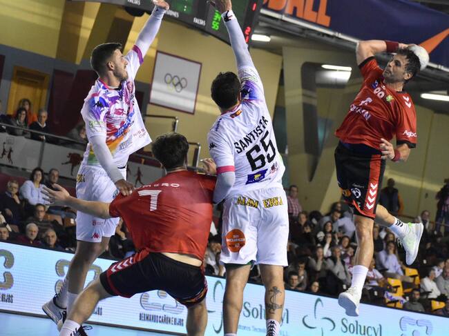 Antonio García, en una acción de lanzamiento