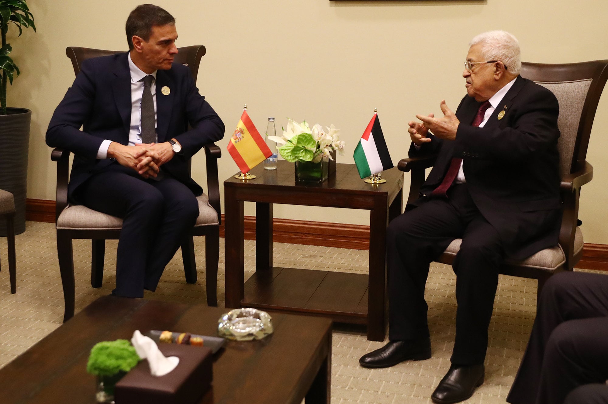 El presidente del Gobierno, Pedro Sánchez, junto al líder de la Autoridad Nacional Palestina, Mahmoud Abbas.