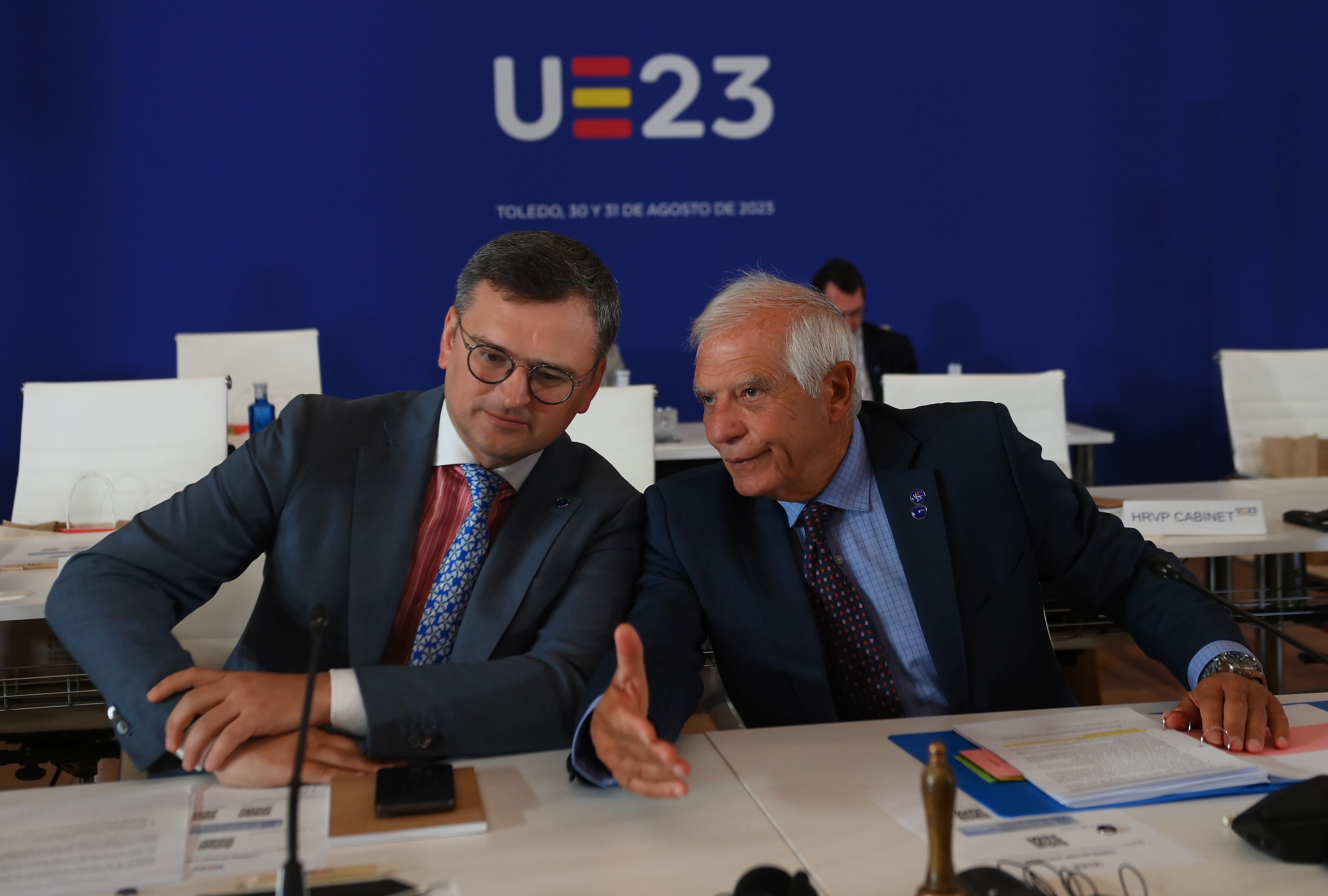 El ministro de Exteriores de Ucrania, Dmitro Kuleba, junto a Josep Borrell en la reunión de Toledo